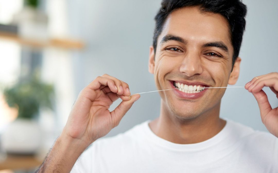 El odontólogo destaca algunos de los 6 beneficios de una buena higiene oral: mantener la salud bucal y salud general saludables.