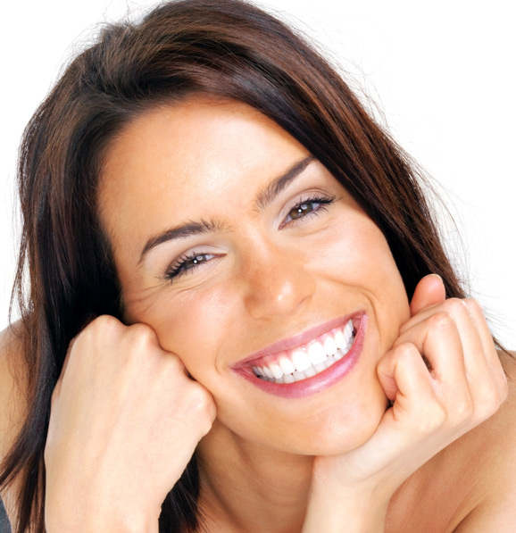 ¿El blanqueamiento dental tiene efectos secundarios? Lo normal es sentir sensibilidad dental en las primeras 48 horas.