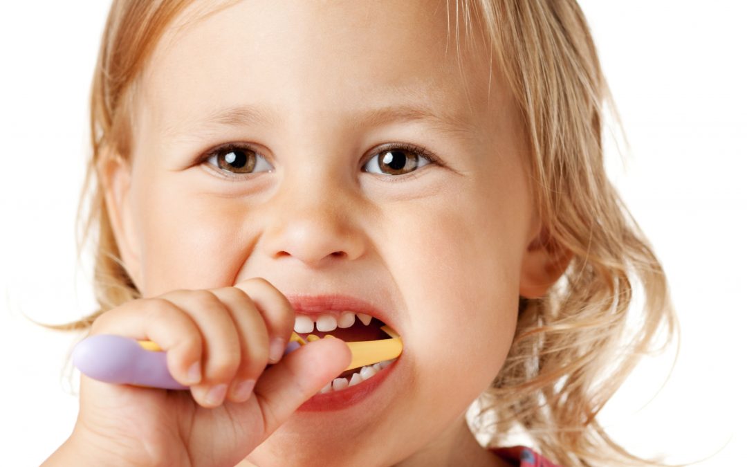Mantener los dientes de leche sanos. Se recomienda el cuidado oral desde que sale el primer diente primario. Hay que acudir al odontopediatra a revisiones dentales. Vigilar la alimentación.