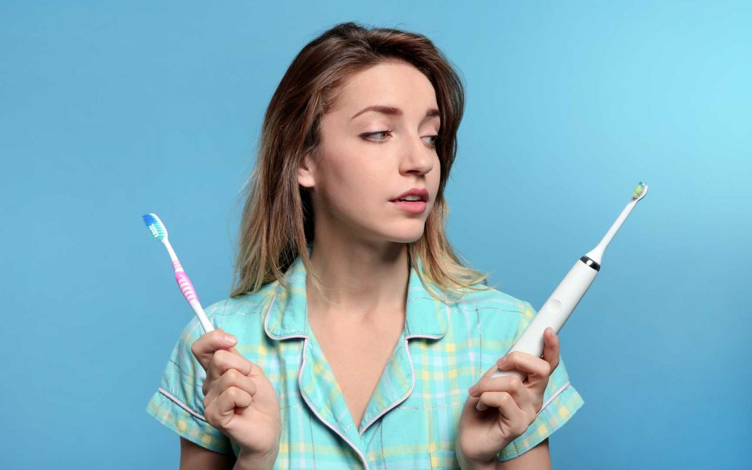 ¿Qué cepillo dental debo usar? El cepillo de dientes eléctrico es más eficiente para eliminar la placa de los dientes.