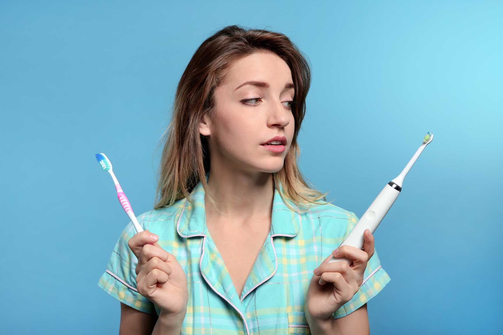 ¿Qué cepillo dental debo usar? El cepillo de dientes eléctrico es más eficiente para eliminar la placa de los dientes.