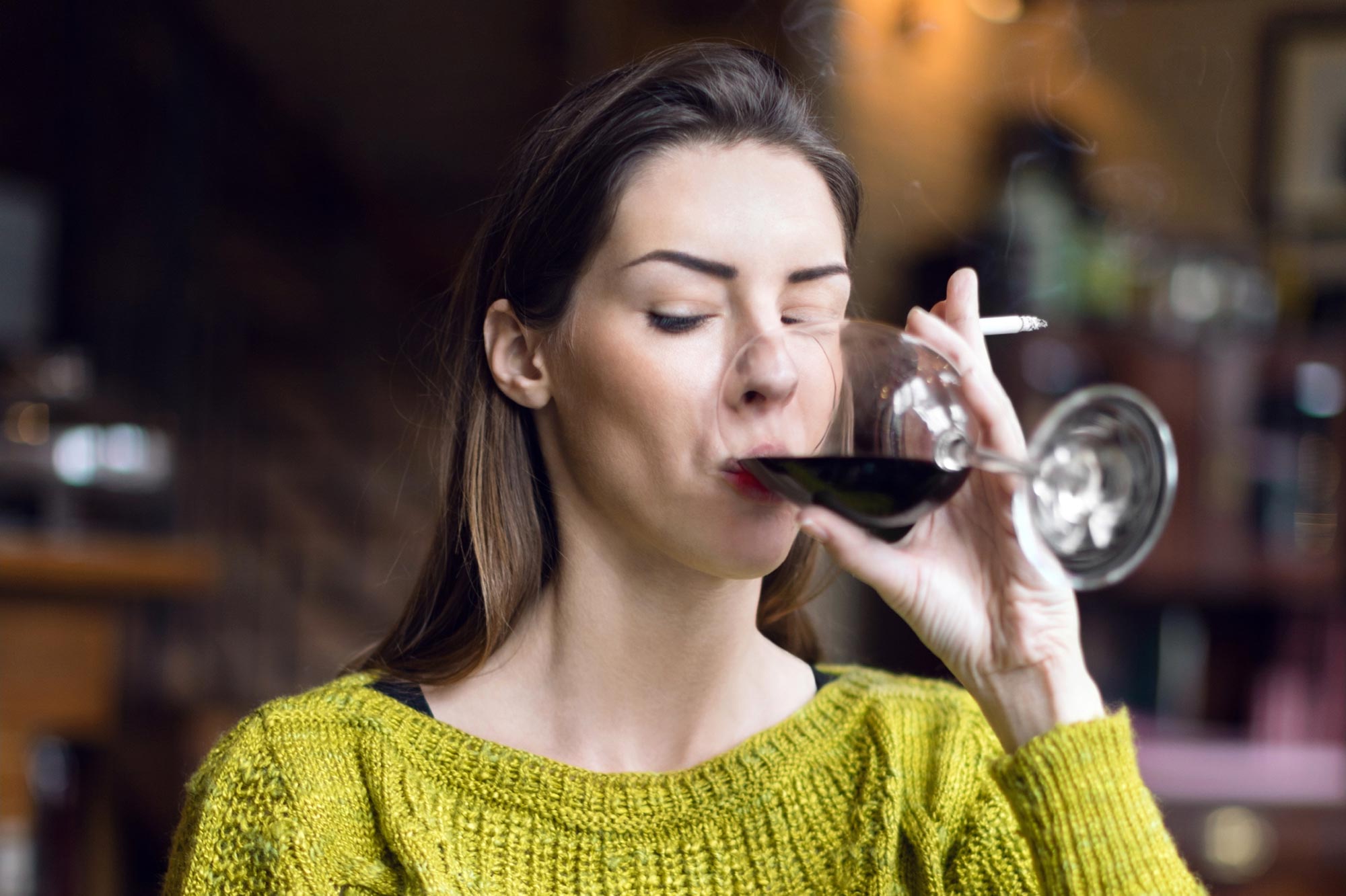 Las principales causas de los dientes amarillos son: alimentación, mala higiene oral, edad, genética, fumar y no acudir al dentista.