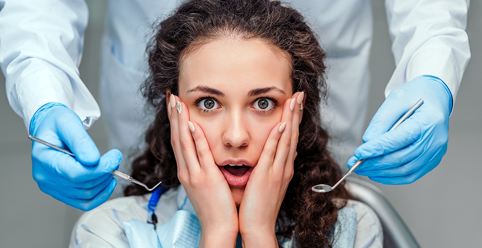 ¿Qué es la odontofobia? El estado de ansiedad o miedo al dentista es conocido como dentofobia. El miedo al dentista puede encadenar en problemas dentales. Cuida tu salud bucal con la ayuda de la clínica Dentalarroque.