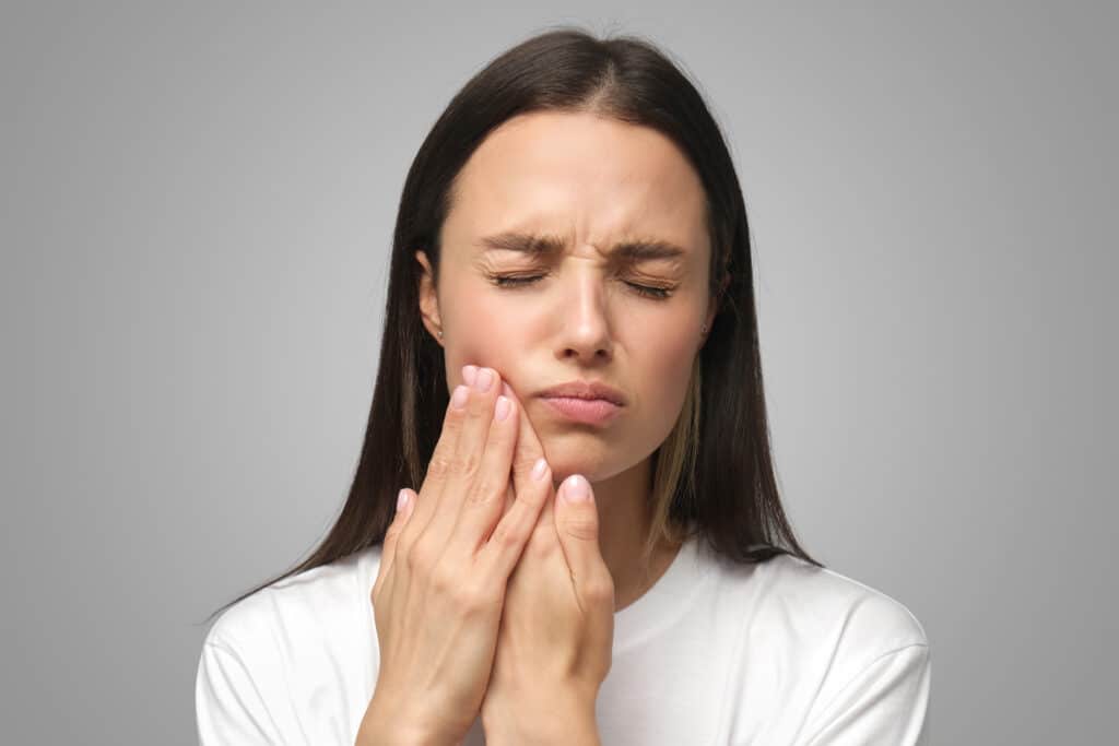 Uno de los motivos por la cual se mueve un diente permanente la periodontitis. La enfermedad periodontal ocurre por la acumulación de placa y sarro. Acuda a la clínica dental Dentalarroque para mantener la salud bucal sana.