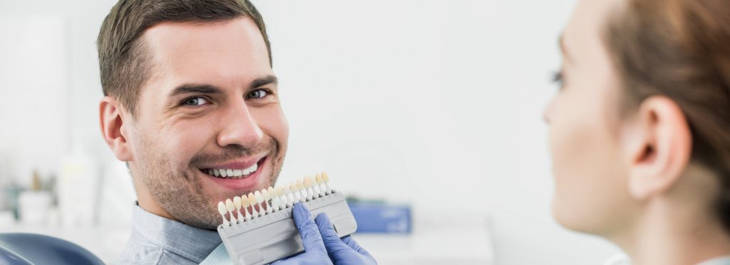 La clínica dental Dentalarroque indica uno de los 6 motivos para usar carillas dentales: mejorar la estética dental. Este es el mejor tratamiento para imperfecciones dentales.