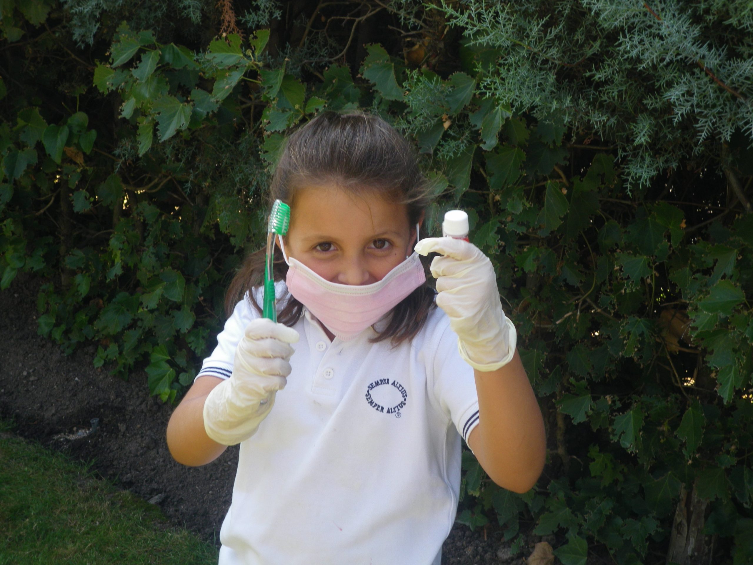 La clínica dental Dentalaroque indica una de las funciones del odontopediatra: mantener la salud bucodental de tu hijo saludable. El dentista infantil educa a tu hijo en los buenos hábitos de higiene oral y revisa la boca en las citas periódicas.