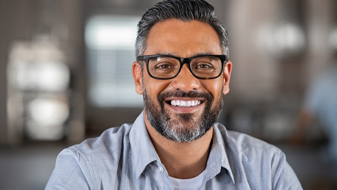 ¿Por qué es importante reemplazar un diente? El implantólogo en Dentalarroque indica que la pérdida de una pieza dental reduce el poder de masticación y habla. Además, empeora la estética dental y baja la confianza en uno mismo.
