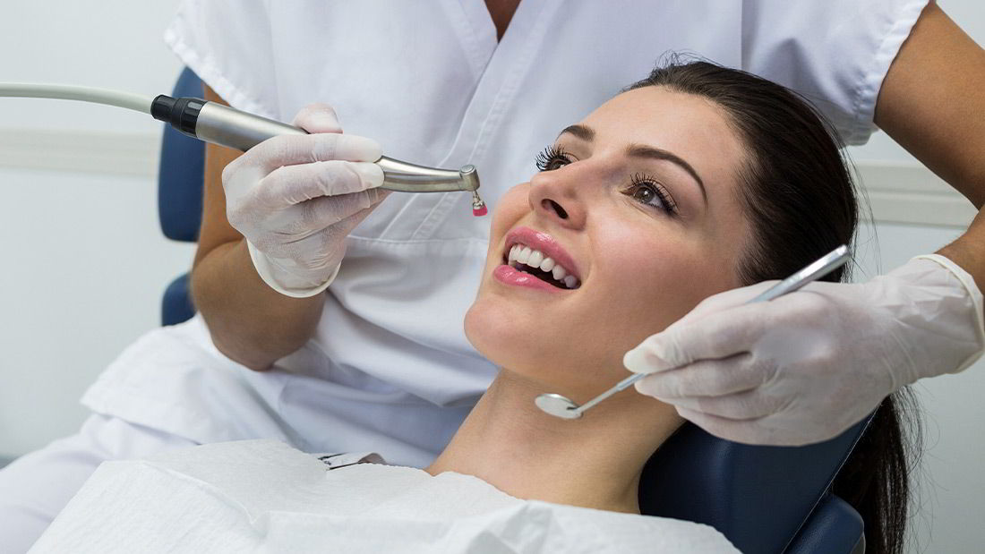 ¿Por qué se realiza una limpieza dental profesional? La clínica dental Dentalarroque recomienda este tratamiento para tratar la decoloración dental. Además, ayuda a prevenir las enfermedades orales. Te ayudamos a cuidar tu salud bucal.