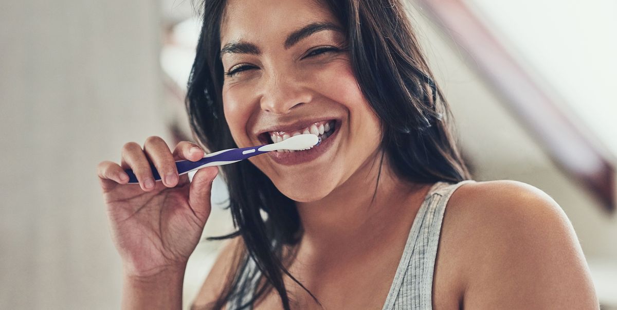¿Qué es la placa bacteriana? La clínica dental Dentalarroque indica que la acumulación de restos de alimentos y un pobre cuidado oral fomentan la acumulación de la placa. Te ayudamos a cuidar de tu boca.