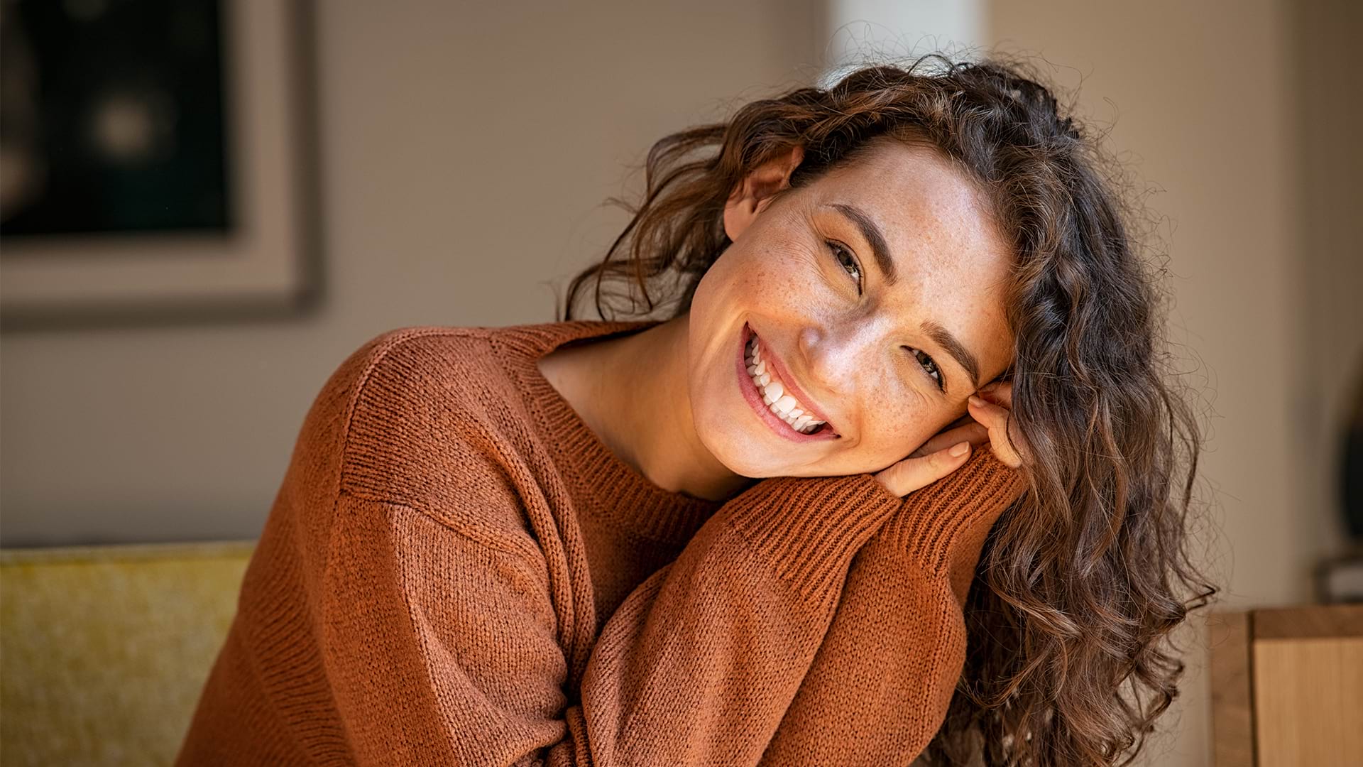 ¿Debo preocuparme si tengo los dientes amarillos? La clínica dental Dentalarroque indica que los buenos hábitos de higiene oral influyen en tu sonrisa. Además, se recomienda acudir a las revisiones dentales periódicas.
