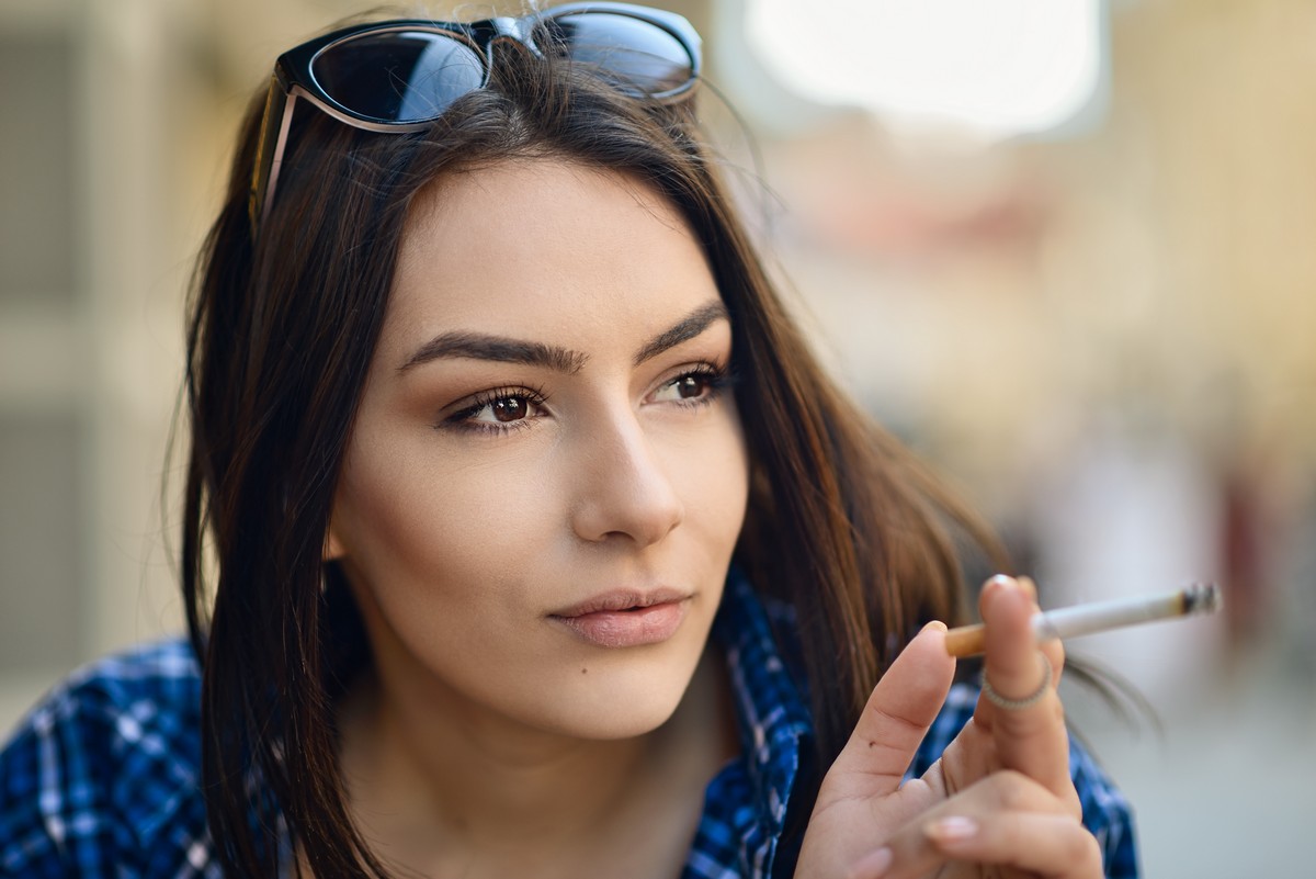 La clínica dental Dentalarroque destaca uno de los efectos de fumar en los dientes: encías inflamadas, infectadas que puede derivar en una pérdida de dientes. Te ayudamos a cuidar tu salud bucal.