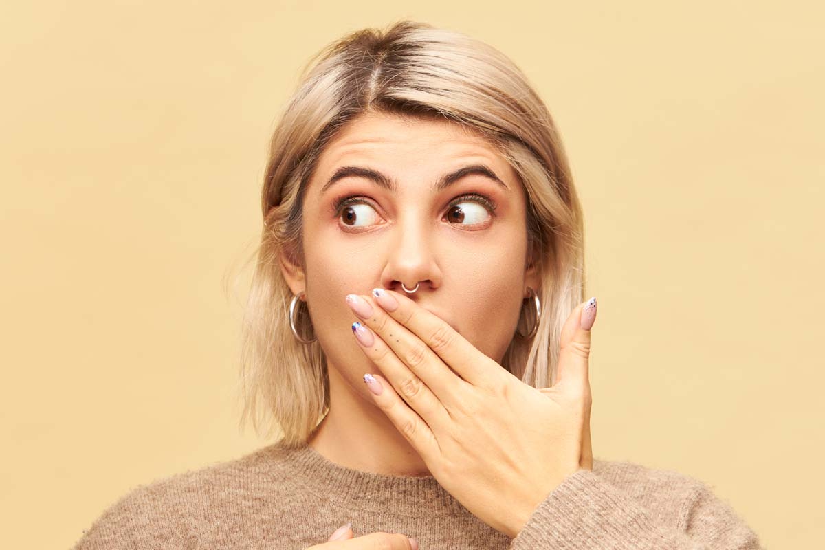 ¿Por qué tengo halitosis? La clínica dental Dentalarroque indica que los malos hábitos de higiene oral pueden producir mal aliento