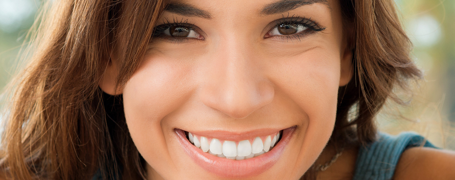 La clínica dental Dentalarroque destaca las carillas dentales como uno de los tipos de tratamientos de estética dental. Nunca es tarde para mejorar tu sonrisa.