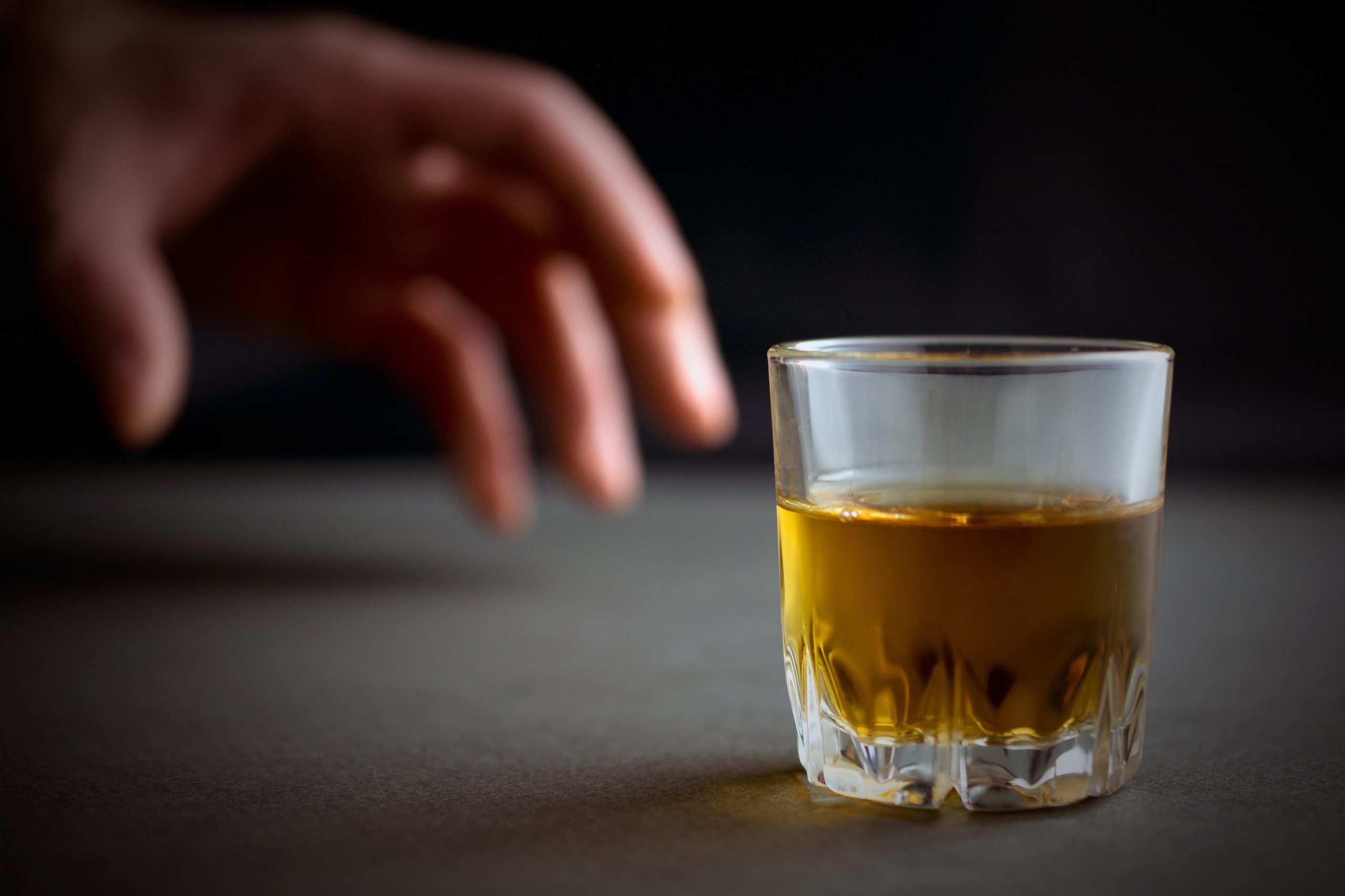 Uno de los efectos del alcohol en los dientes es la acumulación de azúcar en la boca. Acuda a Dentalarroque para mantener tu salud bucal saludable.