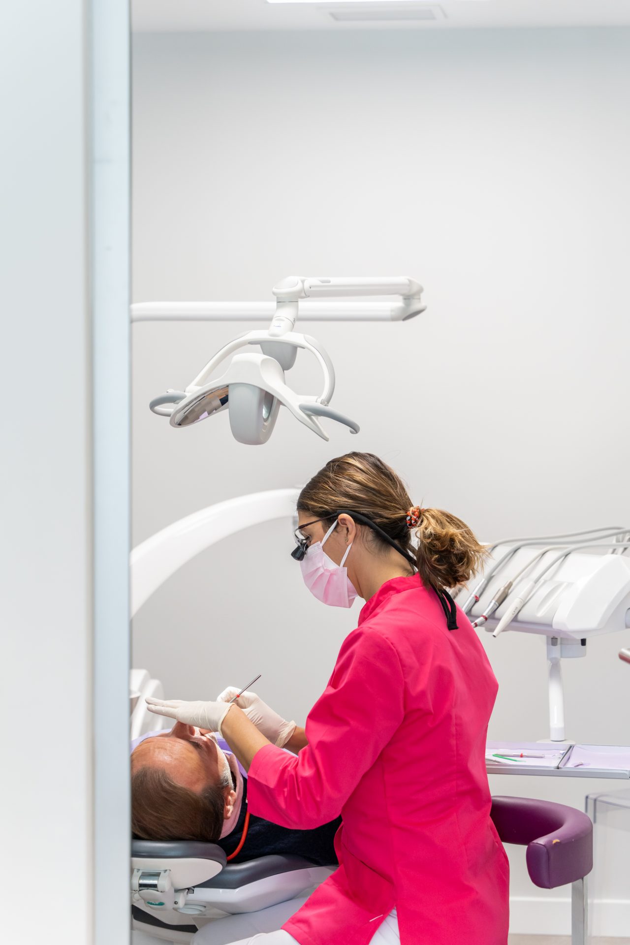 La clínica dental Dentalarroque indica uno de los beneficios de la limpieza dental profesional: prevenir la caries dental.