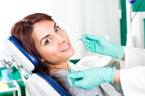Uno de los beneficios de visitar al dentista es la prevención de enfermedades orales. En Dentalarroque te ayudamos a mantener tu boca sana.