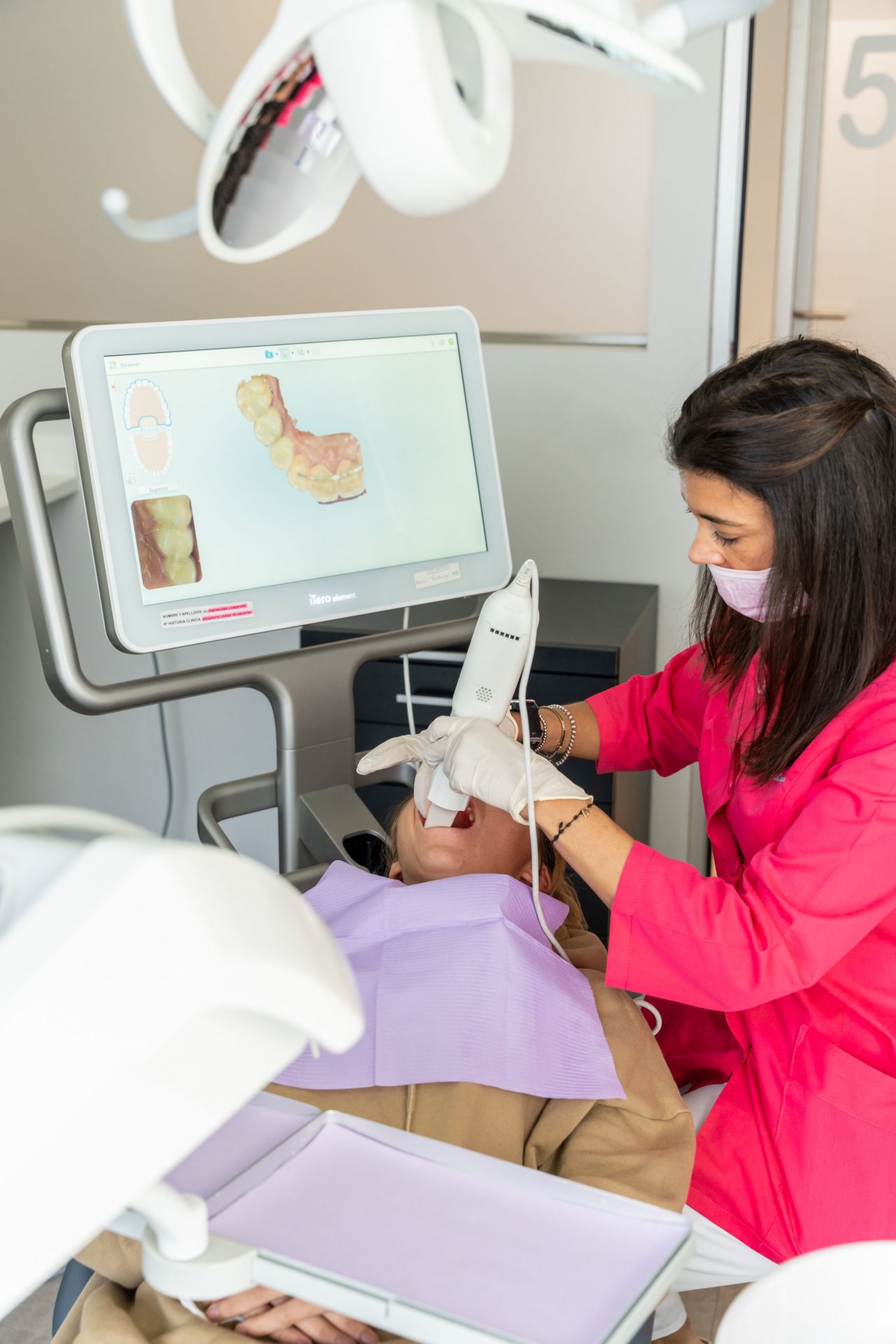 ¿Cómo saber si necesito brackets? El ortodoncista en Dentalarroque recomienda una alineación recta y perfecta.