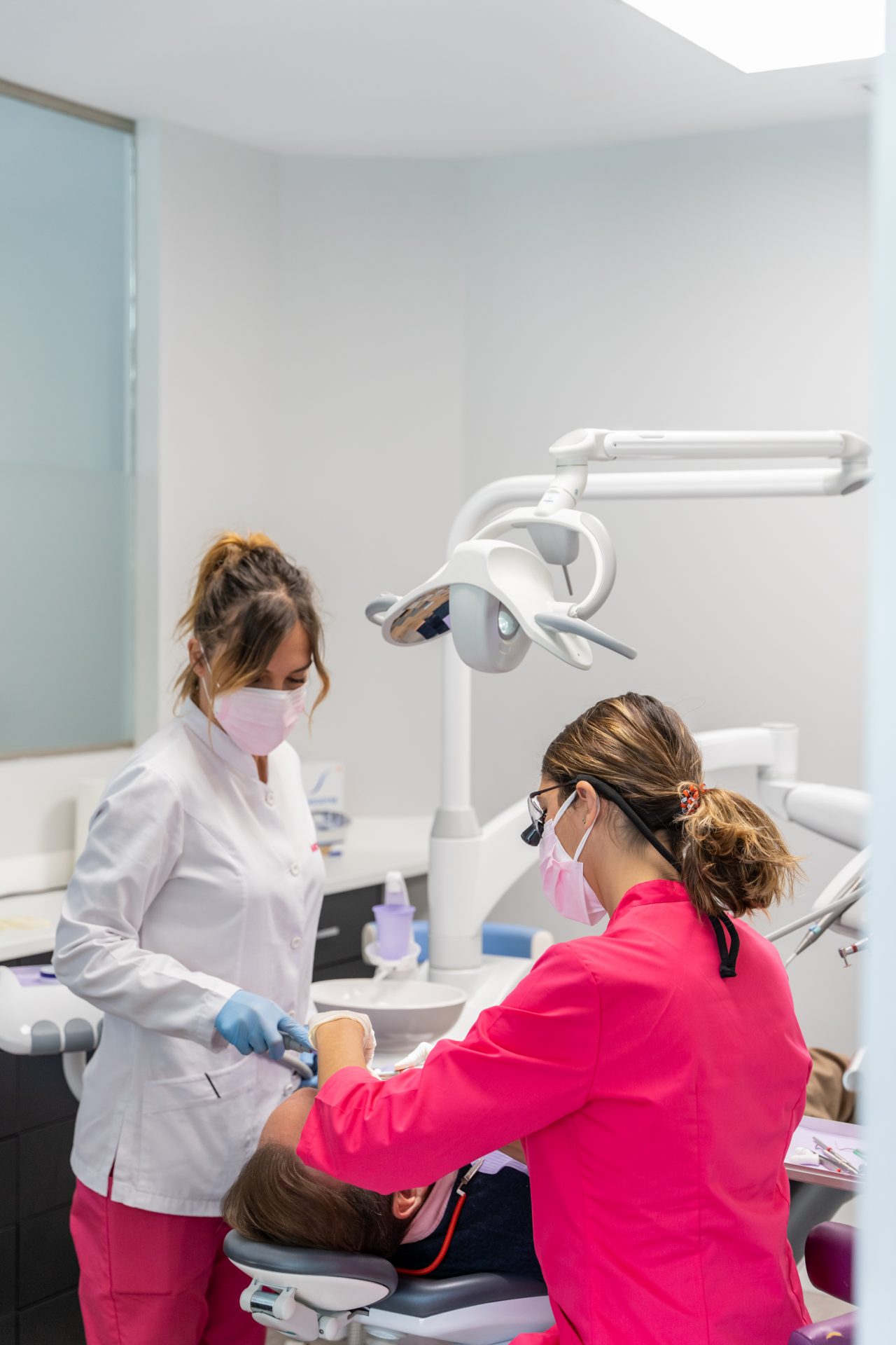 La clínica dental Dentalarroque indica uno de los consejos para elegir un buen dentista: un buen comunicador.