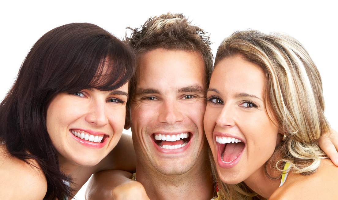 El implantologo en Dentalarroque recomienda implantes dentales ante la perdida de un diente.