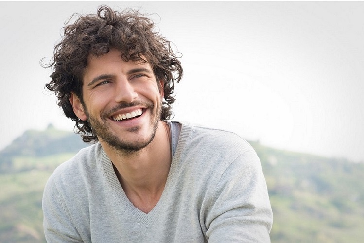 La clínica Dentalarroque indica que la fuerza de una sonrisa ayuda a mejorar la autoestima.