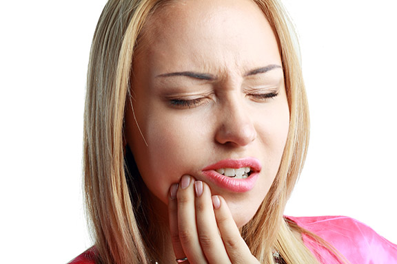 La caries es uno de los problemas dentales más frecuentes. Acuda a Dentalarroque para mantener tu boca sana.
