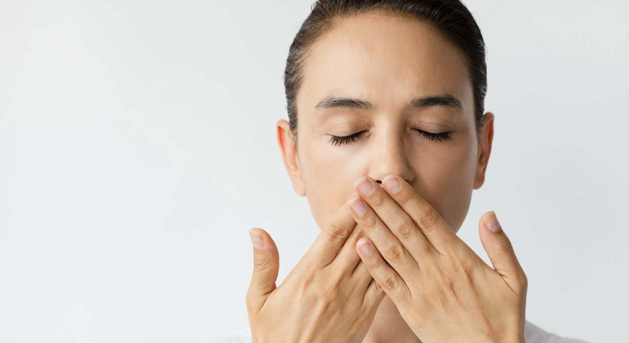 ¿Por qué tienes mal aliento? Dentalarroque indica que hay que aplicar buenos hábitos de higiene bucal.