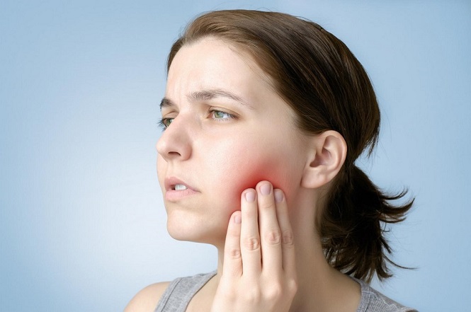 La clínica Dentalarroque te ayuda a prevenir el dolor de muelas con revisiones dentales periódicas.