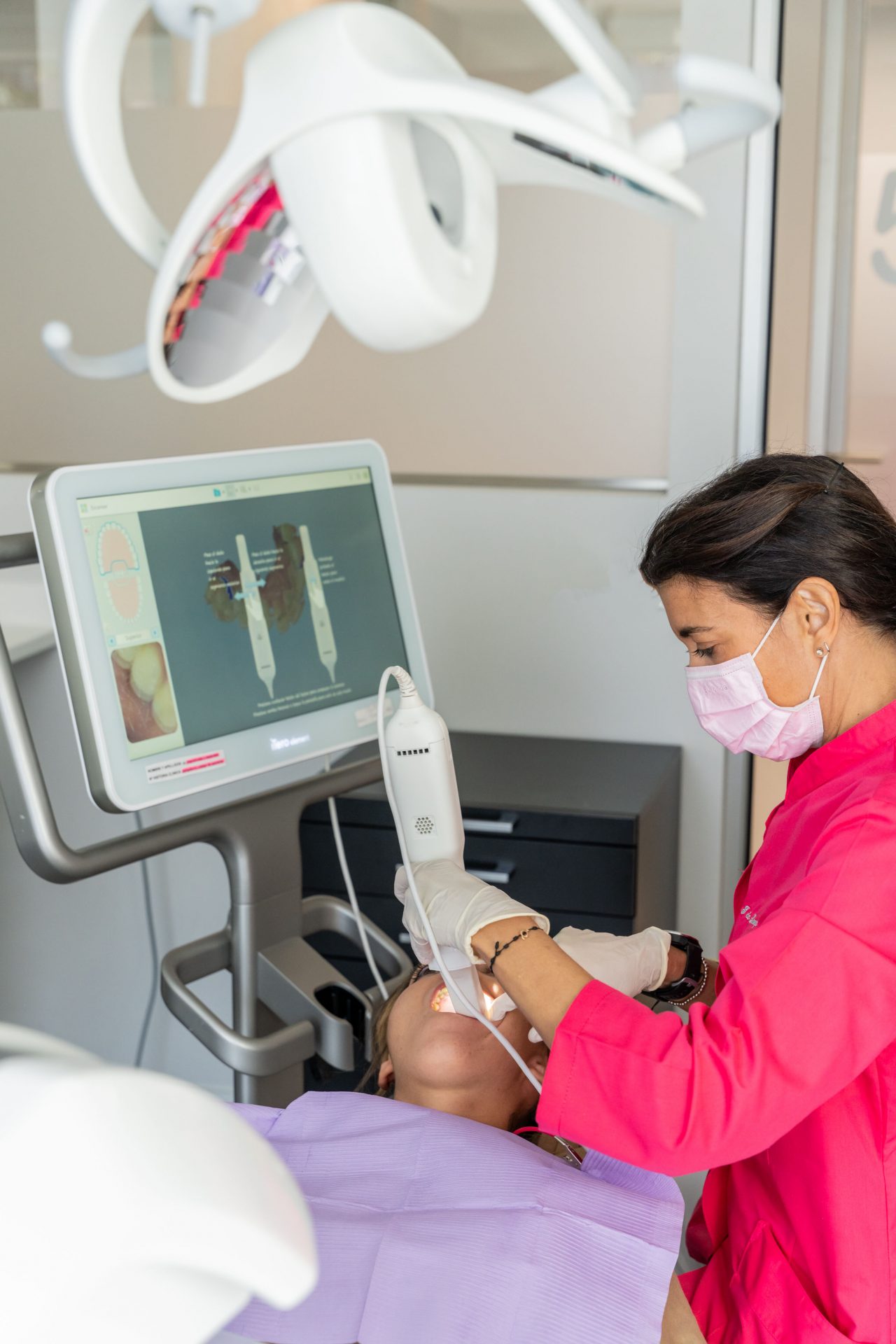 El ortodoncista en Dentalarroque indica que el tratamiento de alineación dental tiene como objetivo crear una sonrisa radiante.
