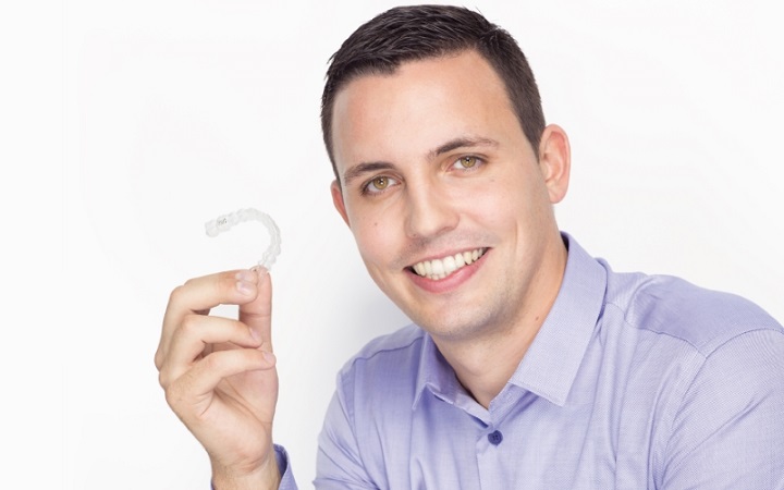 Dentalarroque indica que Invisalign es la mejor opción para corregir la posición de los dientes.