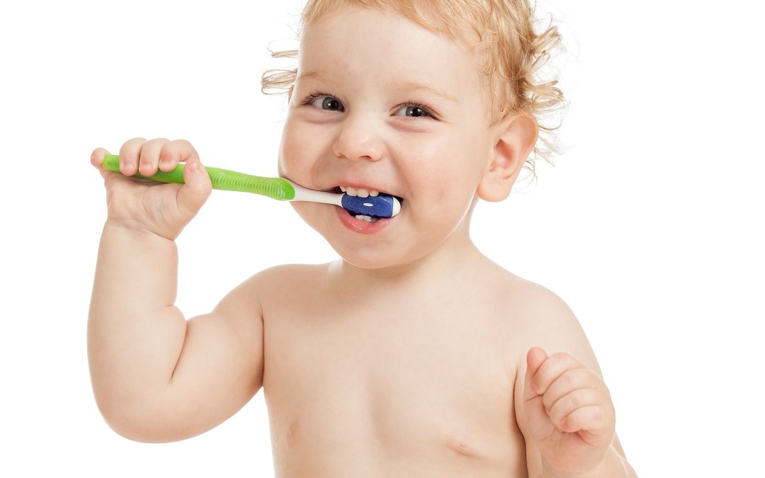 La educación del cuidado de los dientes se realiza en la primera visita al dentista. El odontopediatra en Dentalarroque cuida la salud bucal de tu hijo.