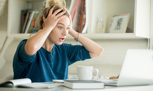 La clínica Dentalarroque indica una de las causas del bruxismo: el estrés.