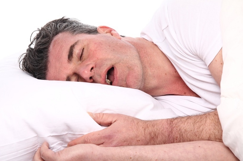 La clínica Dentalarroque indica uno de los riesgos de roncar: infarto.