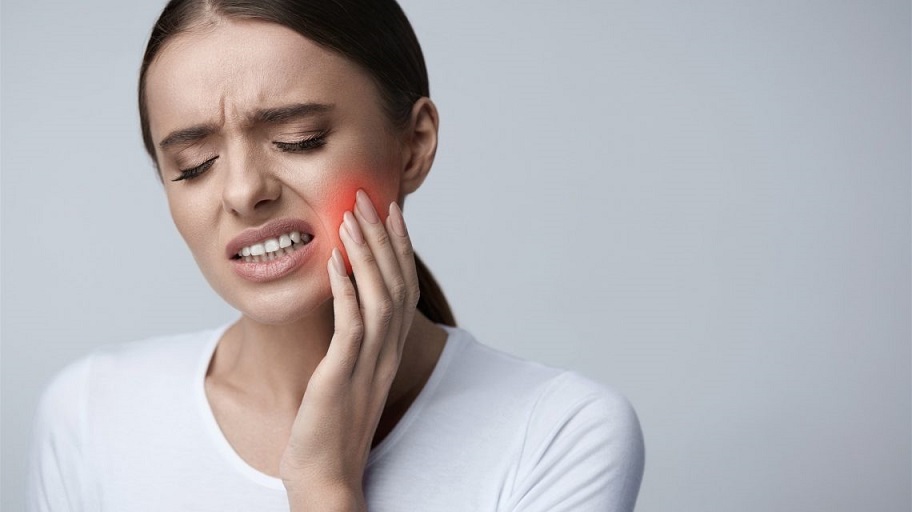 La clínica Dentalarroque indica uno de los síntomas del dolor de muelas: dolor generalizado.