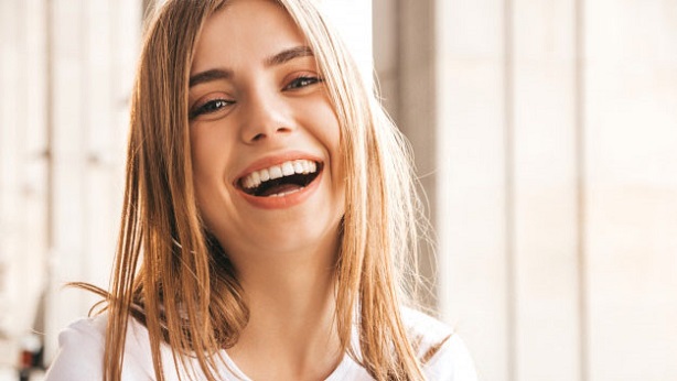 Consigue una sonrisa radiante en Dentalarroque con el tratamiento de blanqueamiento dental.