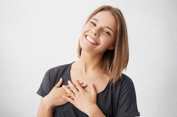 La clínica dental Dentalarroque recomienda los tratamientos de carillas dentales para cambiar el aspecto de la sonrisa.