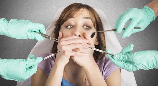 La clínica Dentalarroque indica uno de los consejos para superar el miedo al dentista: hablar sobre tu fobia dental con el equipo de la clinica.