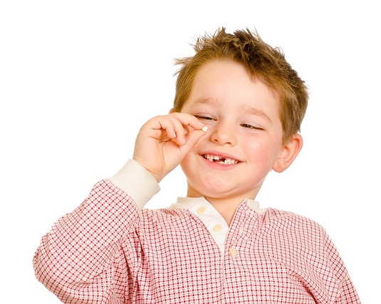 La clínica Dentalarroque destaca la importancia de los dientes primarios para que los dientes permanentes no tengan problemas.