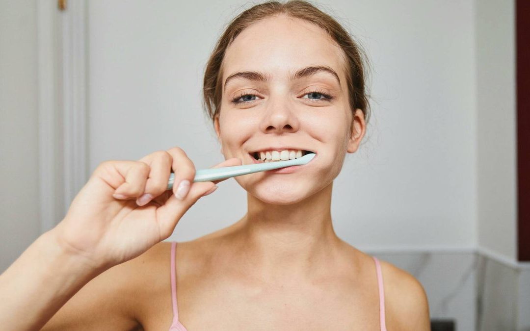 ¿Qué es el sarro? La clínica Dentalarroque recomienda eliminar la placa dental para prevenir enfermedades orales.