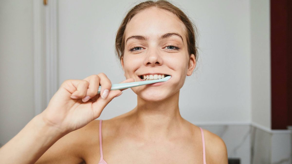 ¿Qué es el sarro? La clínica Dentalarroque recomienda eliminar la placa dental para prevenir enfermedades orales.