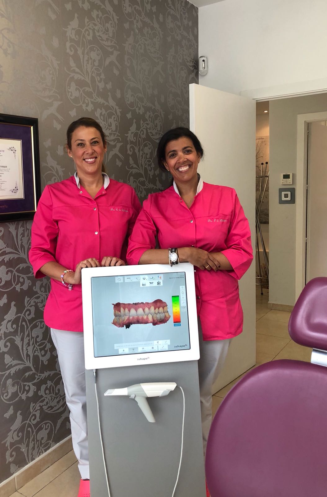 Las doctoras Isabel De Larroque y Carolina De Larroque llevan 20 años de sonrisas en boadilla del monte. El cuidado oral es la prioridad de Dentalarroque.