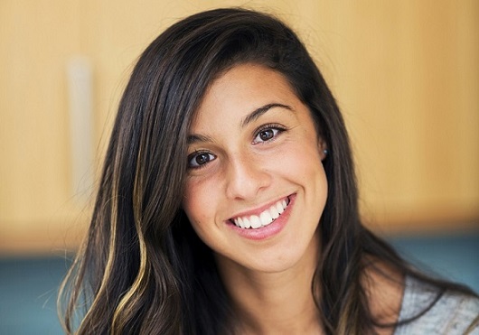 Las clínicas Dentalarroque recomiendan remplazar la pérdida de un diente para prevenir otros problemas dentales.